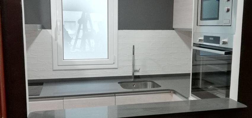 Cocina Estilo moderno Color blanco, gris, negro  diseñado por Refomas Barcelona Rubio | Gremio | Copyright Reformas Barcelona Rubio