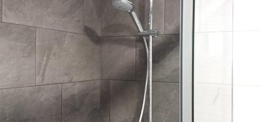 Baño Estilo clasico Color blanco, gris, gris  diseñado por Refomas Barcelona Rubio | Gremio | Copyright Reformas Barcelona Rubio