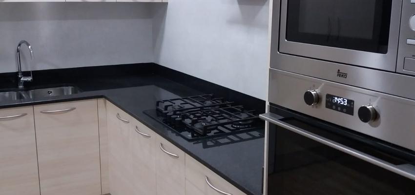 Cocina Estilo clasico Color marron, blanco  diseñado por Refomas Barcelona Rubio | Gremio | Copyright Reformas Barcelona Rubio