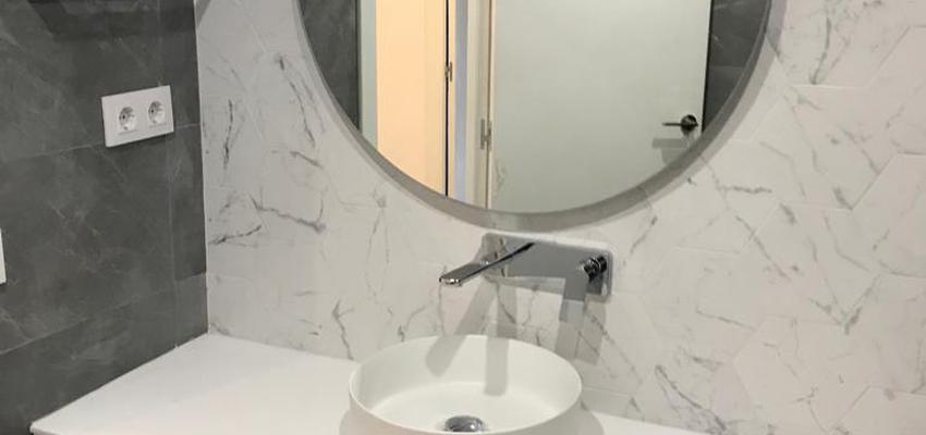 Baño Estilo moderno Color blanco, gris  diseñado por Refomas Barcelona Rubio | Gremio | Copyright Reformas Barcelona Rubio
