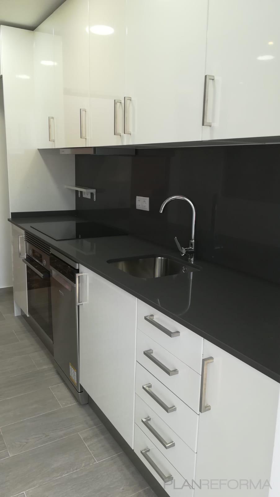 Cocina Estilo moderno Color blanco, gris, negro