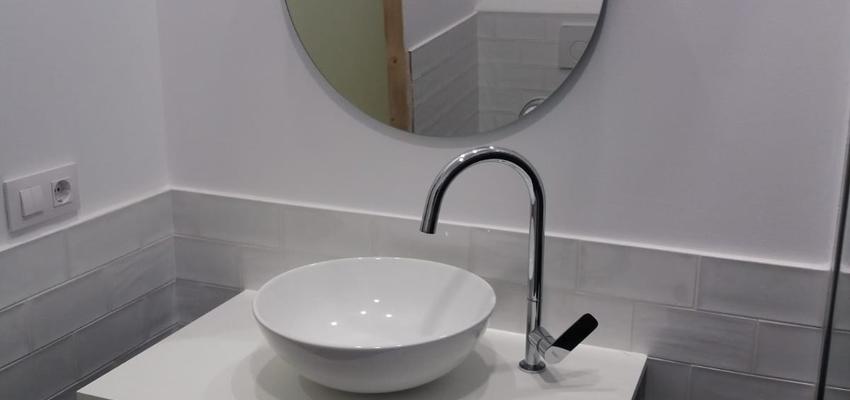 Baño Estilo moderno Color blanco, gris, negro  diseñado por Refomas Barcelona Rubio | Gremio | Copyright Reformas Barcelona Rubio