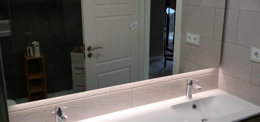 Baño Estilo moderno Color blanco, gris, negro  diseñado por Refomas Barcelona Rubio | Gremio | Copyright Reformas Barcelona Rubio