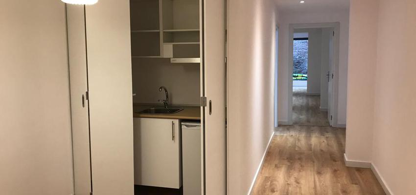 Pasillo, Cocina Estilo moderno Color marron, blanco  diseñado por Refomas Barcelona Rubio | Gremio | Copyright Reformas Barcelona Rubio