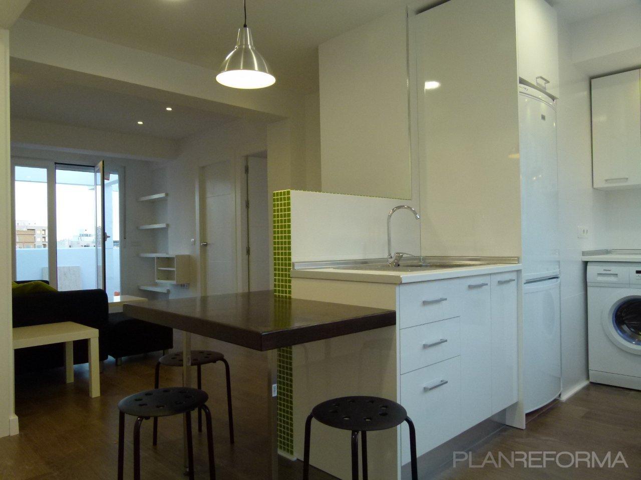 Comedor, Cocina Estilo contemporaneo Color verde, marron, blanco, negro  diseñado por ROOM arquitectos e interioristas | Arquitecto | Copyright ROOM arquitectos e interioristas