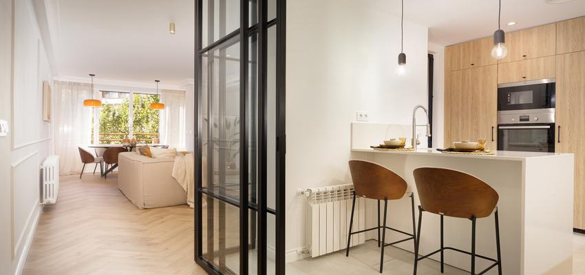 Cocina Estilo moderno Color crema, marron, dorado  diseñado por Onça Pint Home Staging | Decorador 