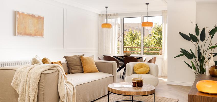 Comedor Estilo moderno Color crema, marron, dorado  diseñado por Onça Pint Home Staging | Decorador 