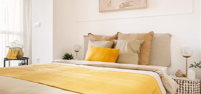 Dormitorio Estilo moderno Color crema, marron, dorado  diseñado por Onça Pint Home Staging | Decorador 