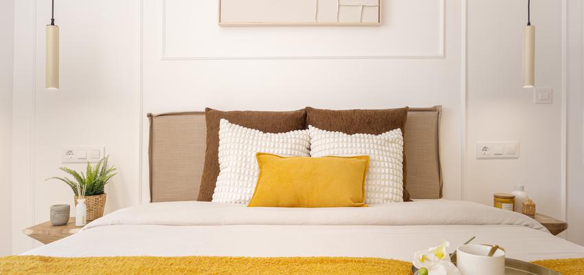 Dormitorio Estilo moderno Color crema, marron, dorado  diseñado por Onça Pint Home Staging | Decorador 