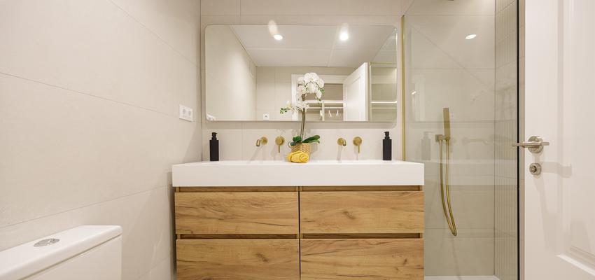 Baño Estilo moderno Color crema, marron, dorado  diseñado por Onça Pint Home Staging | Decorador 
