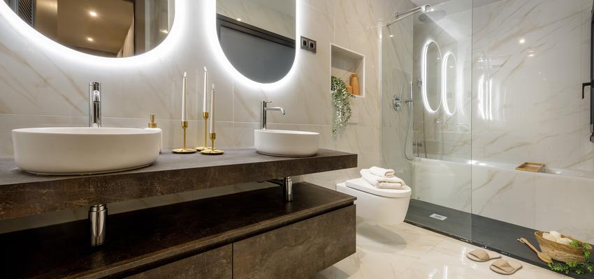 Baño Estilo moderno Color verde, crema, marron  diseñado por Onça Pint Home Staging | Decorador 