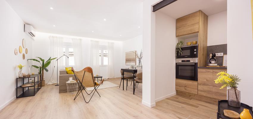 Comedor, Cocina Estilo moderno Color crema, marron, dorado  diseñado por Onça Pint Home Staging | Decorador 