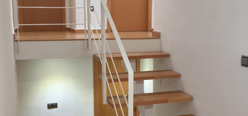 Escalera Estilo moderno Color azul oscuro  diseñado por MI ARQUITECTO - Samuel Cornelles | Arquitecto | Copyright Samuel Cornelles