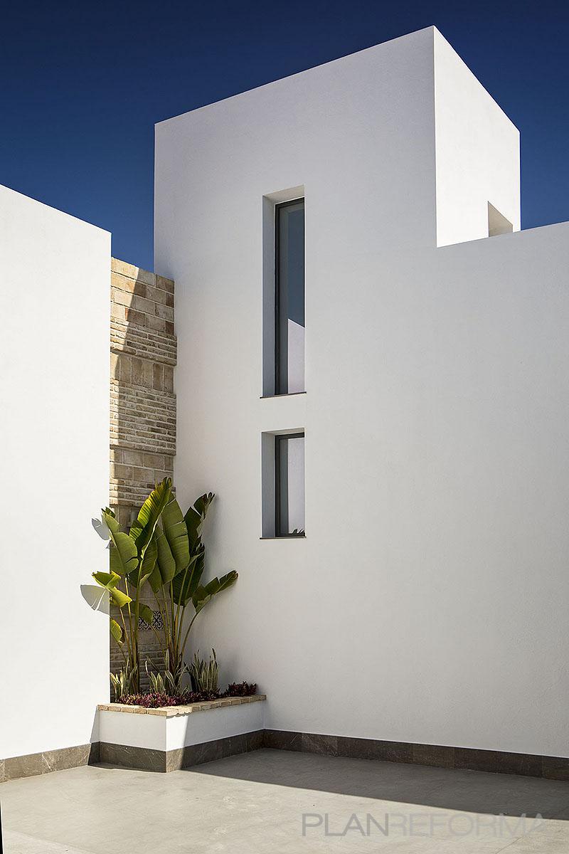 Patio Estilo mediterraneo Color verde, blanco, gris  diseñado por Idearte Marta Montoya | Interiorista | Copyright Imagen de www.ideartemartamontoya.com