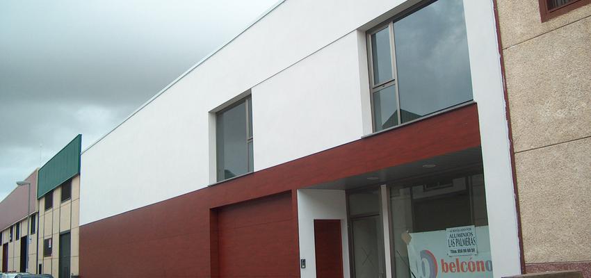 Exterior style moderno color rojo, blanco  diseñado por Miguel Garcia de Veas Lovillo | Arquitecto 