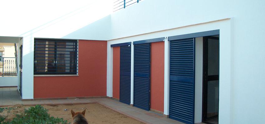 Exterior style moderno color rojo, blanco, gris  diseñado por Miguel Garcia de Veas Lovillo | Arquitecto 