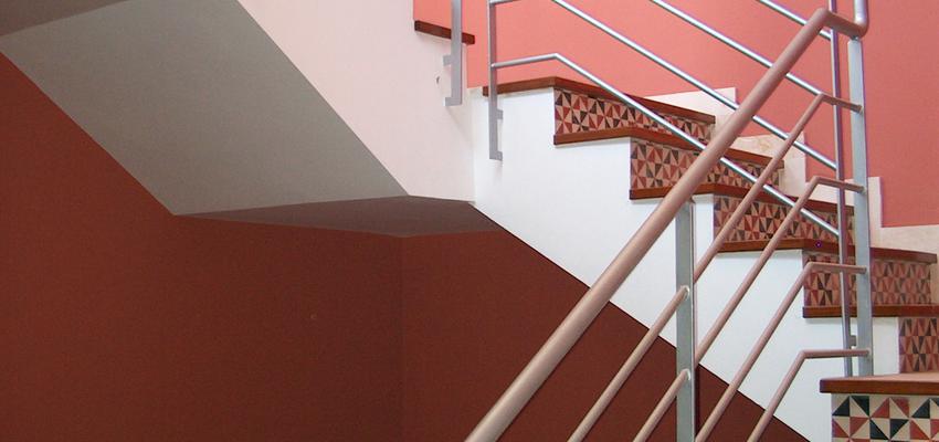 Escalera style contemporaneo color rosa, blanco  diseñado por Miguel Garcia de Veas Lovillo | Arquitecto 