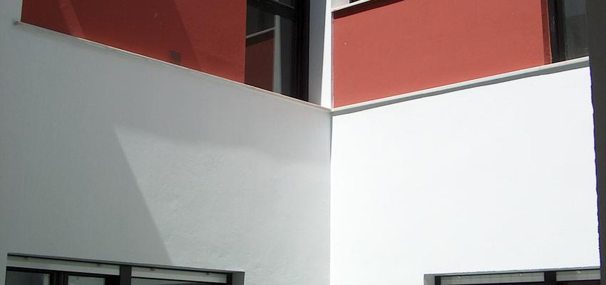 Exterior style moderno color rojo, blanco, negro  diseñado por Miguel Garcia de Veas Lovillo | Arquitecto 