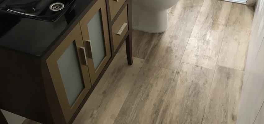 Baño Estilo moderno Color negro, plateado  diseñado por Alberto | Gremio | Copyright Alberto