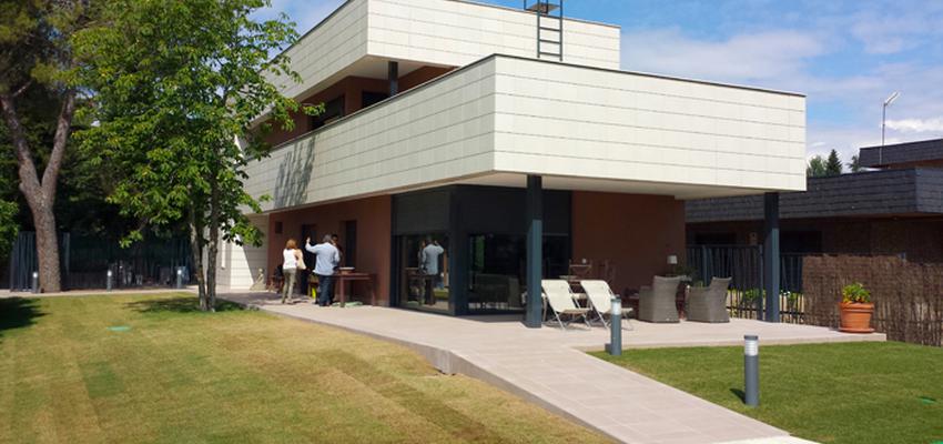 Patio, Piscina, Exterior style contemporaneo color verde, marron, blanco, gris, negro  diseñado por OPTA ARQUITECTOS | Arquitecto | Copyright opta arquitectos