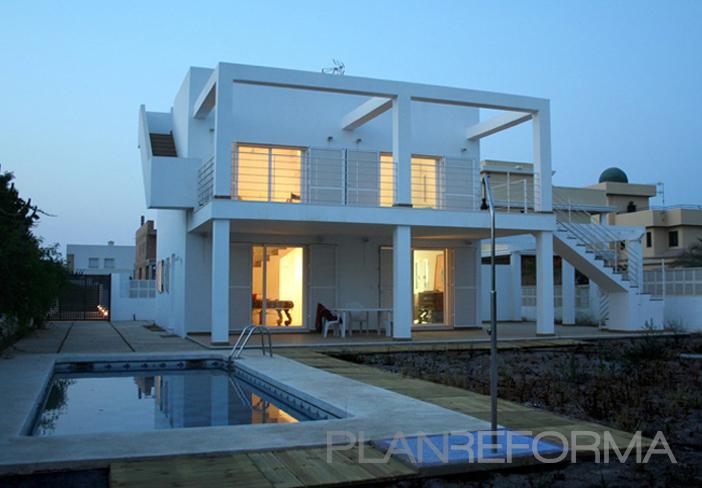 Balcon, Piscina, Porche, Escalera, Exterior, Jardin style contemporaneo color marron, blanco, gris  diseñado por OPTA ARQUITECTOS | Arquitecto | Copyright opta arquitectos