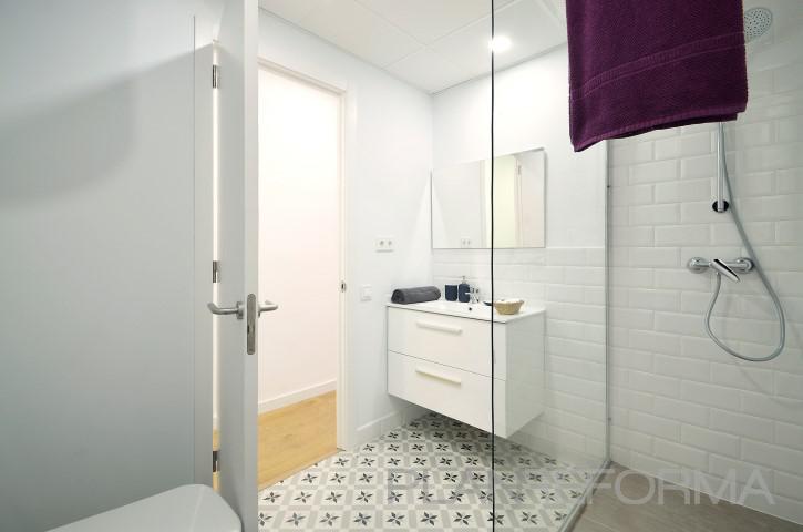 Baño Estilo mediterraneo Color marron, violeta, blanco