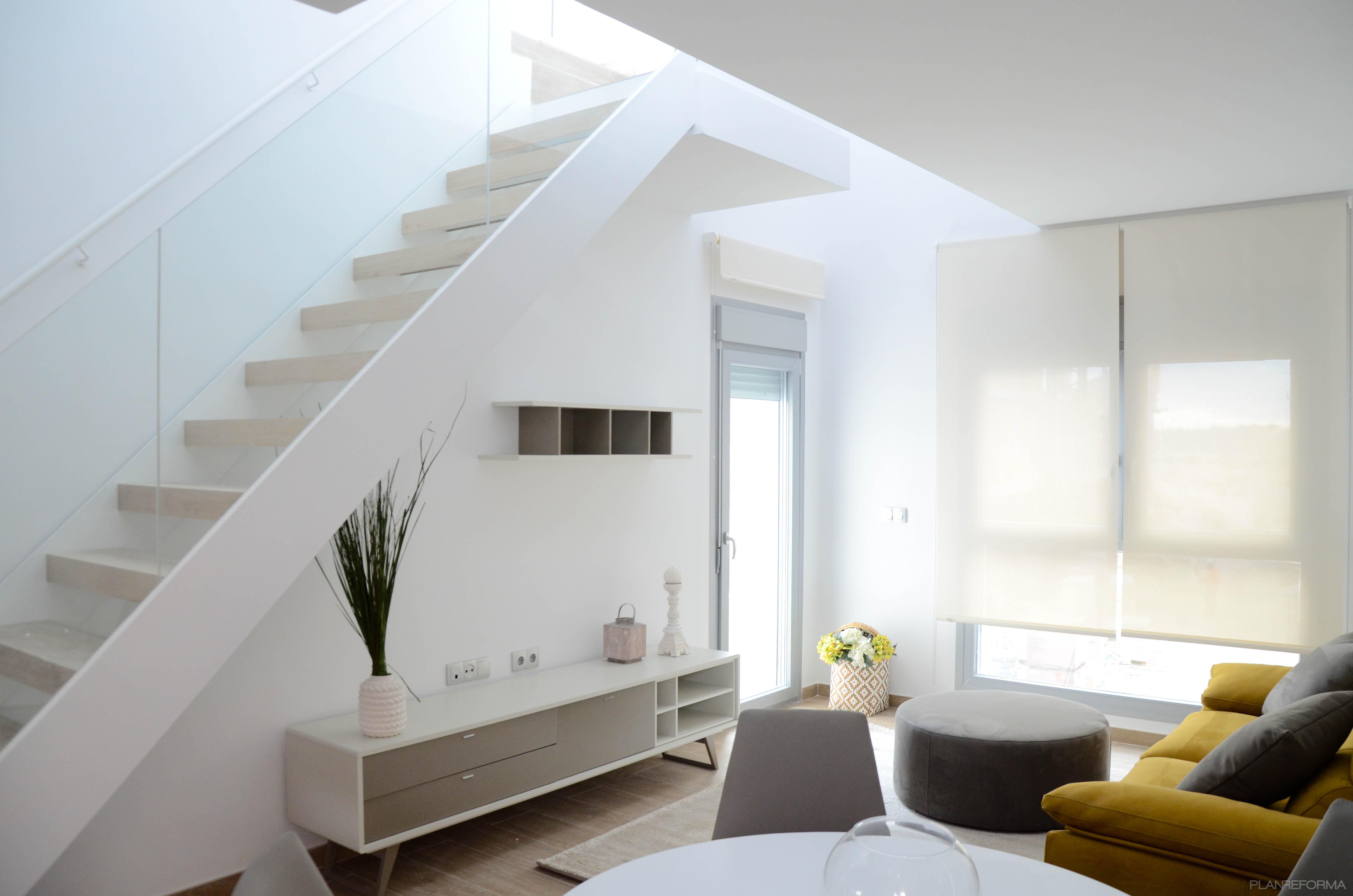 Salon Estilo contemporaneo Color blanco, gris, dorado  diseñado por sastreandsastre | Arquitecto 
