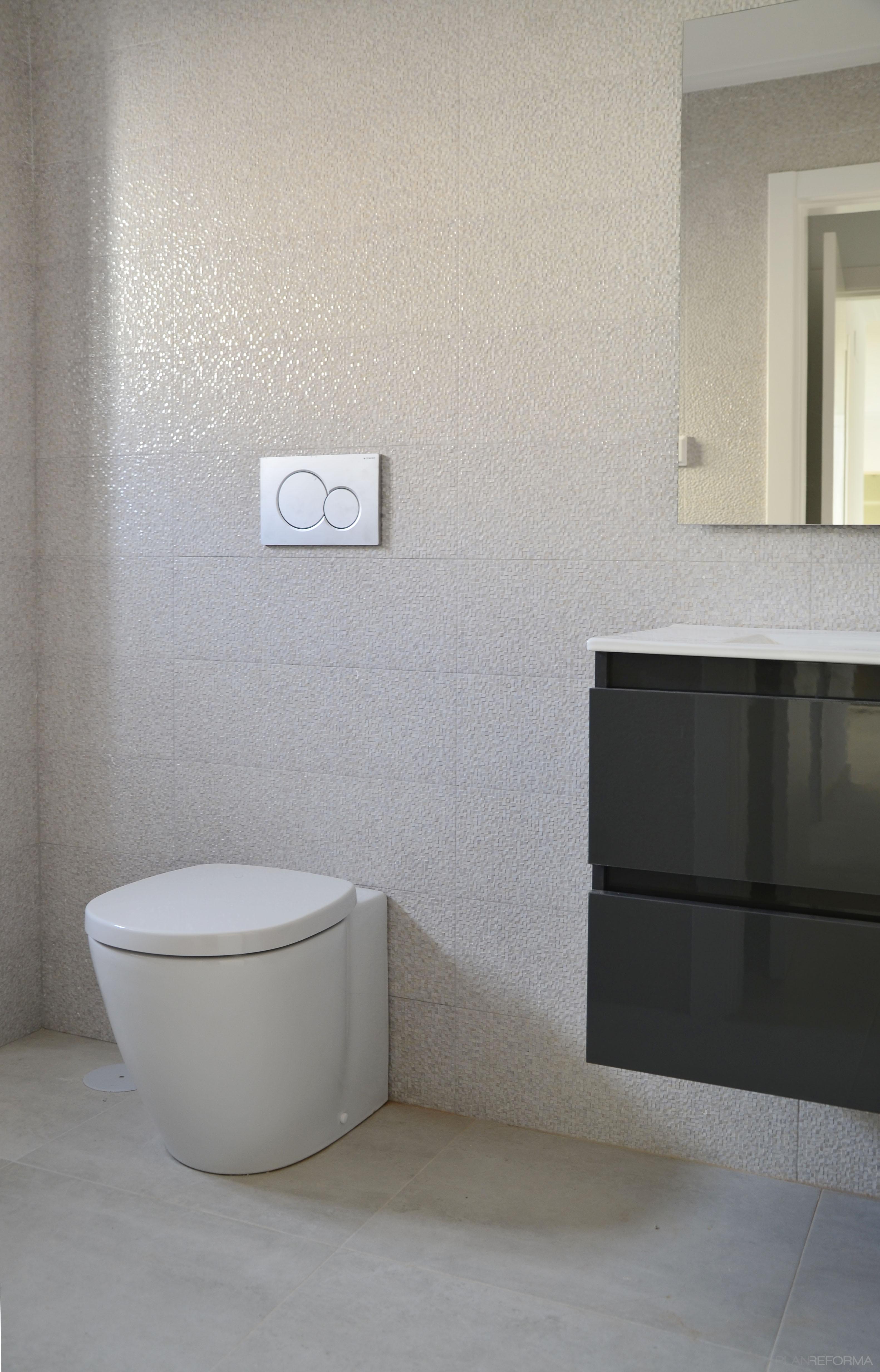 Baño Estilo contemporaneo Color rosa, gris, negro  diseñado por sastreandsastre | Arquitecto 