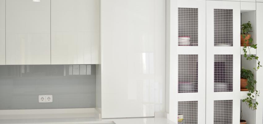 Cocina Estilo moderno Color blanco, gris  diseñado por sastreandsastre | Arquitecto 