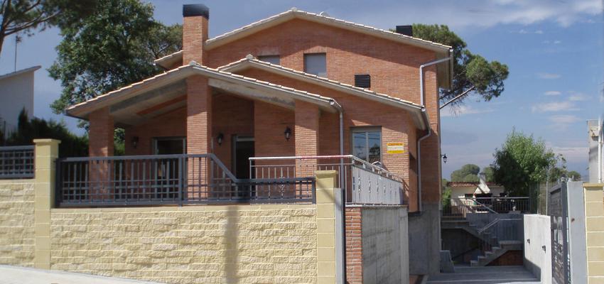 Exterior Estilo moderno Color rojo  diseñado por CECILIA CORBIN OGALLAR | Arquitecto | Copyright si