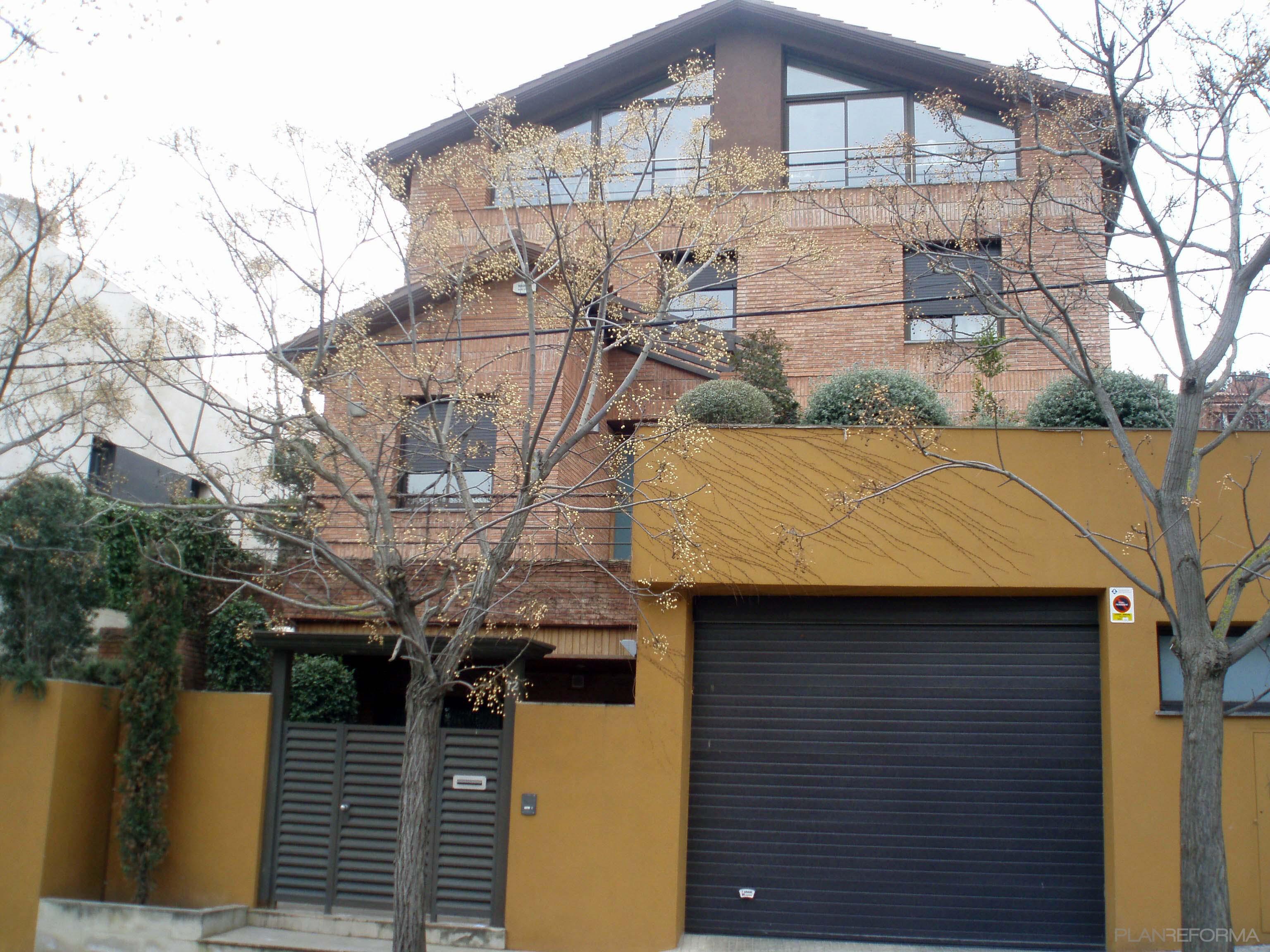 Exterior Estilo moderno Color rojo  diseñado por CECILIA CORBIN OGALLAR | Arquitecto | Copyright si