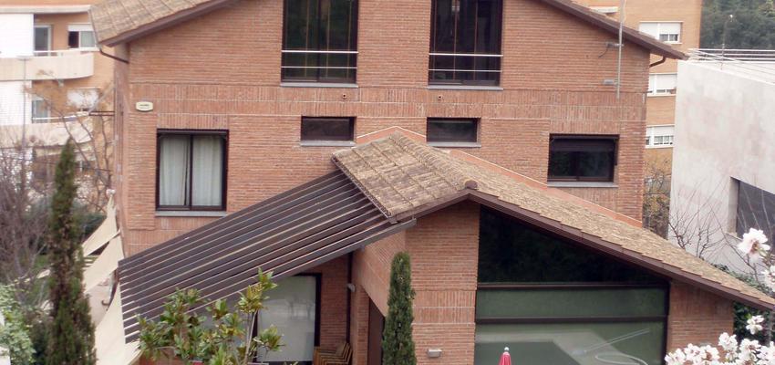 Exterior Estilo moderno Color rojo  diseñado por CECILIA CORBIN OGALLAR | Arquitecto | Copyright si