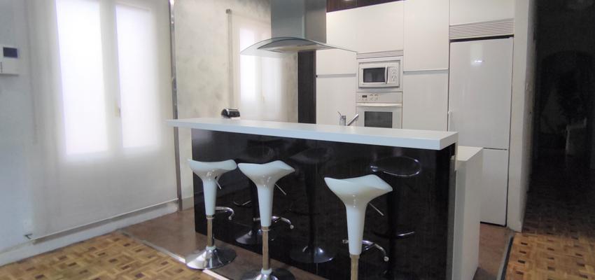 Cocina Estilo moderno Color rojo, rosa, gris  diseñado por Renace Proyectos y Contratas | Gremio 