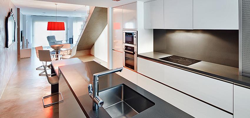 Cocina Estilo contemporaneo Color rojo, gris  diseñado por Jordi Sagalés | Arquitecto 