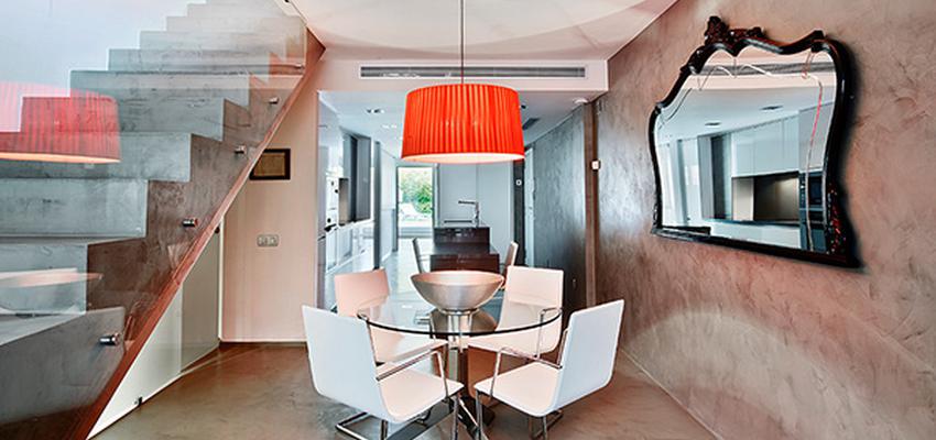 Comedor Estilo contemporaneo Color rojo, gris, gris  diseñado por Jordi Sagalés | Arquitecto 