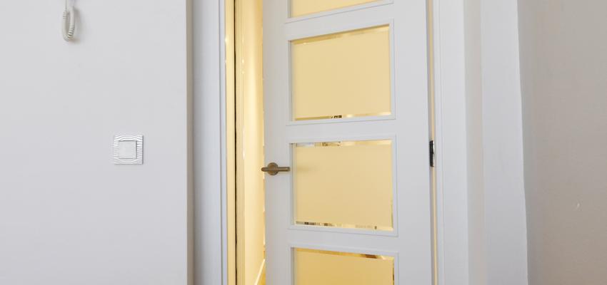 Pasillo Estilo contemporaneo Color marron, blanco, bronce  diseñado por Jordi Sagalés | Arquitecto 