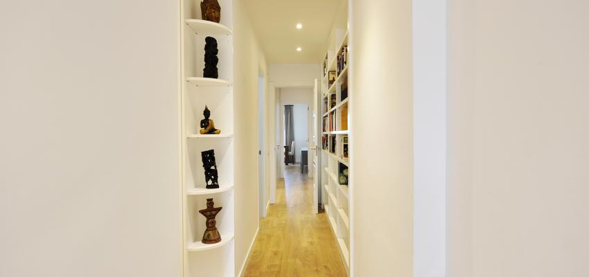 Pasillo Estilo contemporaneo Color marron, blanco, dorado  diseñado por Jordi Sagalés | Arquitecto 