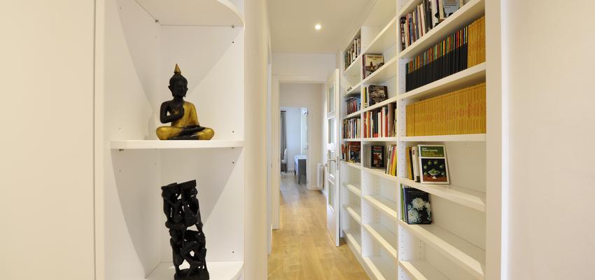 Pasillo Estilo contemporaneo Color marron, blanco, dorado  diseñado por Jordi Sagalés | Arquitecto 