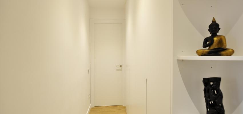 Pasillo Estilo contemporaneo Color blanco, negro  diseñado por Jordi Sagalés | Arquitecto 