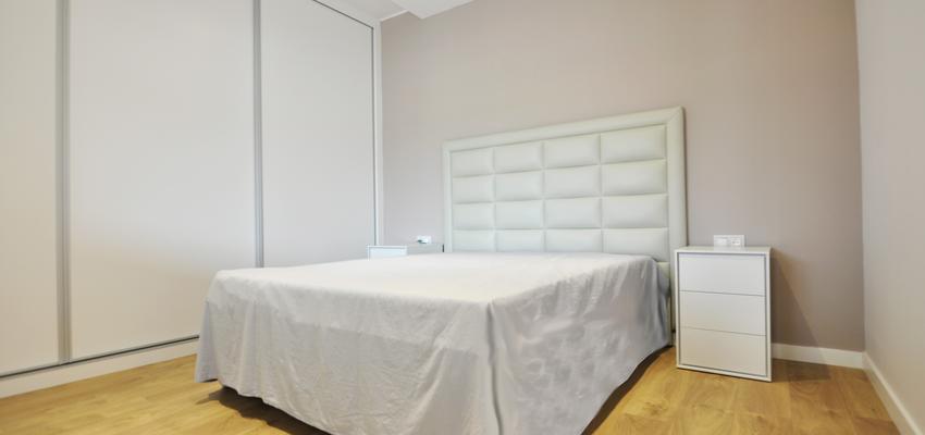 Dormitorio Estilo contemporaneo Color marron, beige, blanco  diseñado por Jordi Sagalés | Arquitecto 