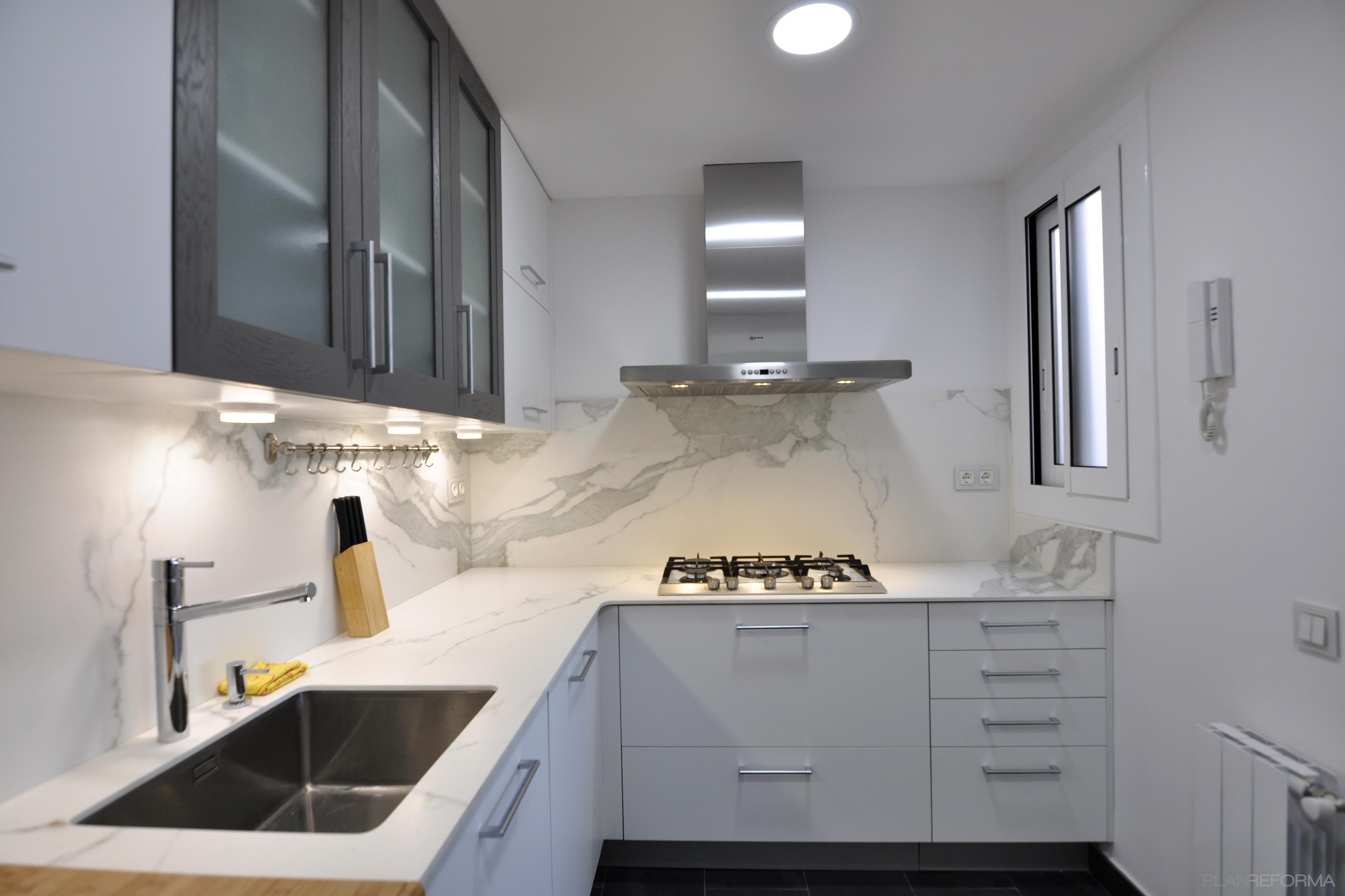 Cocina Estilo contemporaneo Color blanco, gris, gris  diseñado por Jordi Sagalés | Arquitecto 