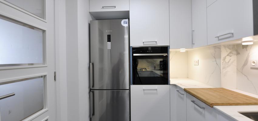 Cocina Estilo contemporaneo Color blanco, gris, negro  diseñado por Jordi Sagalés | Arquitecto 