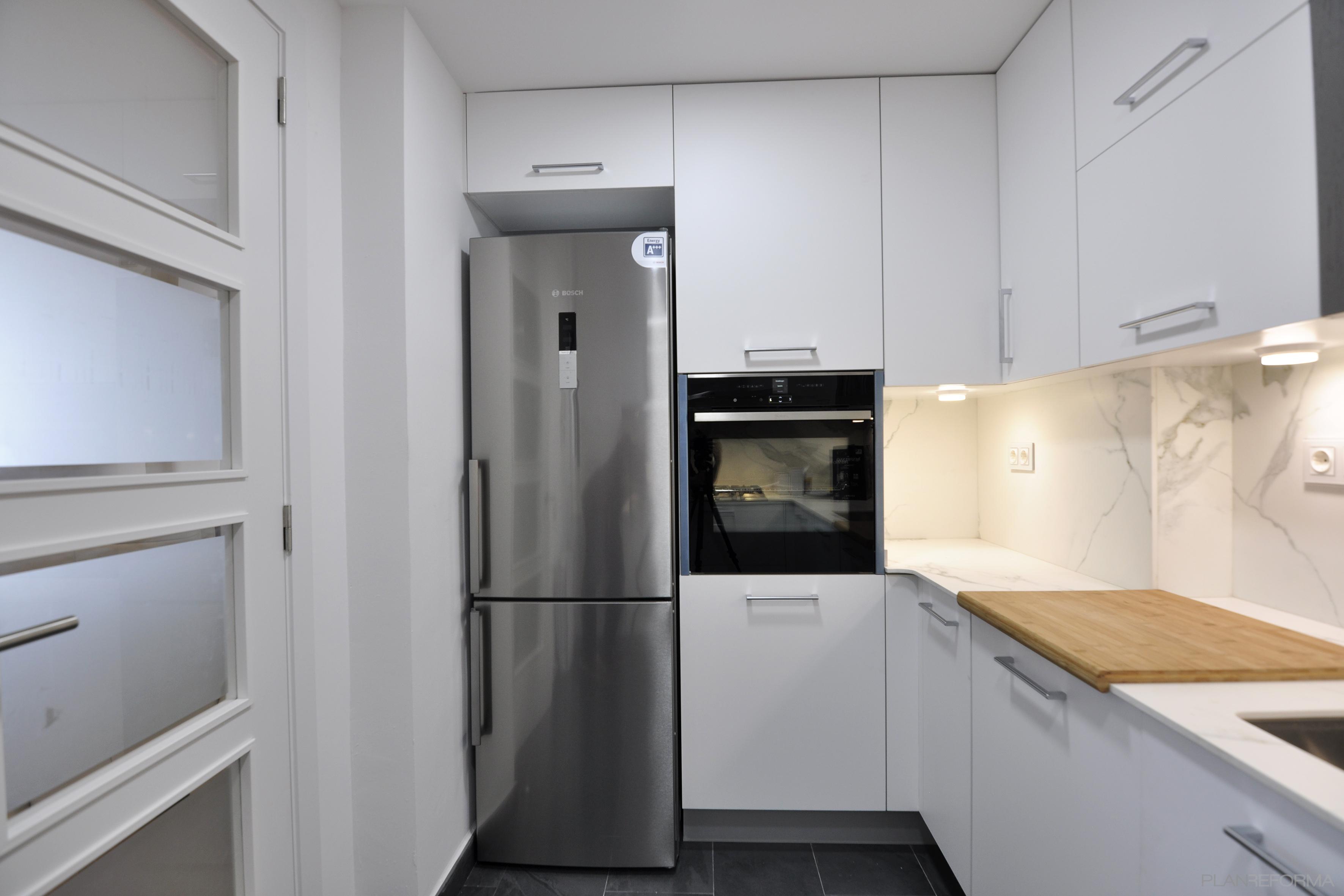 Cocina Estilo contemporaneo Color blanco, gris, negro  diseñado por Jordi Sagalés | Arquitecto 