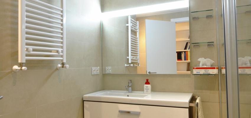 Baño Estilo contemporaneo Color beige, blanco, gris  diseñado por Jordi Sagalés | Arquitecto 