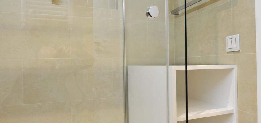 Baño Estilo contemporaneo Color beige, blanco, gris  diseñado por Jordi Sagalés | Arquitecto 