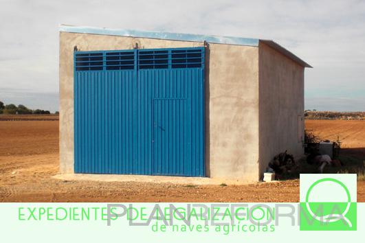 Garaje color azul, beige  diseñado por Marigracia Márquez Díaz | Arquitecto 
