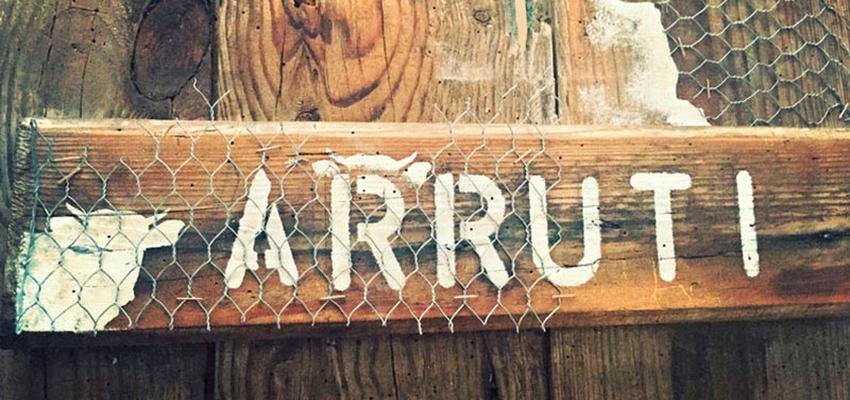 Exterior Estilo rustico Color marron, blanco, bronce  diseñado por Maria Ramos Moreno | Interiorista 