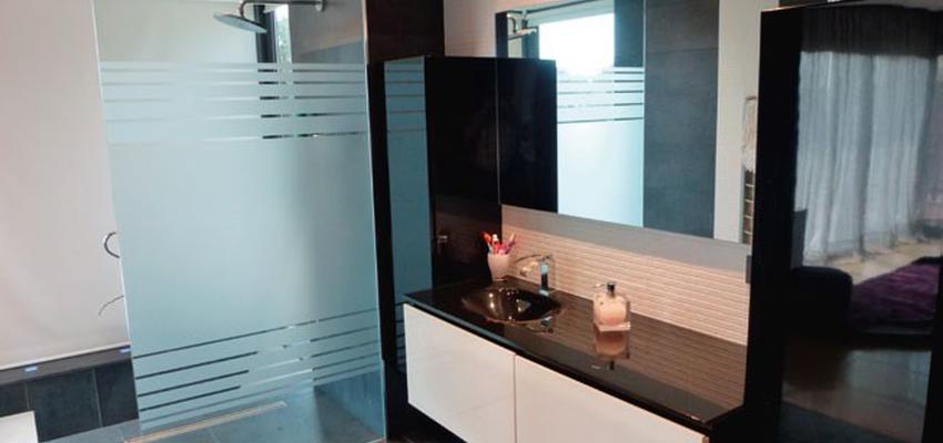 Baño style moderno color blanco, gris, negro  diseñado por Marcial Pons Montraveta | Gremio 