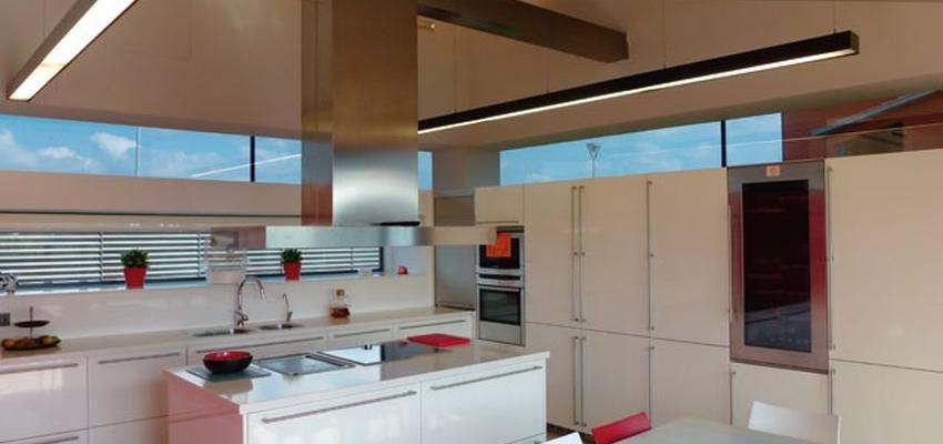 Cocina style moderno color rojo, beige, blanco, negro, plateado  diseñado por Marcial Pons Montraveta | Gremio 