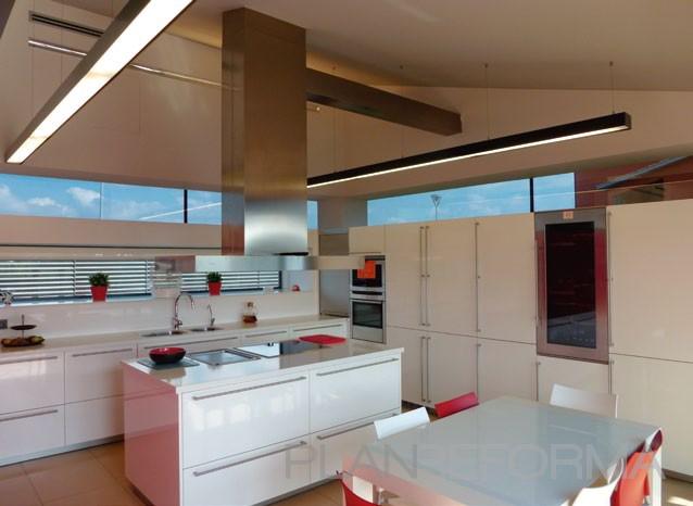 Cocina style moderno color rojo, beige, blanco, negro, plateado  diseñado por Marcial Pons Montraveta | Gremio 